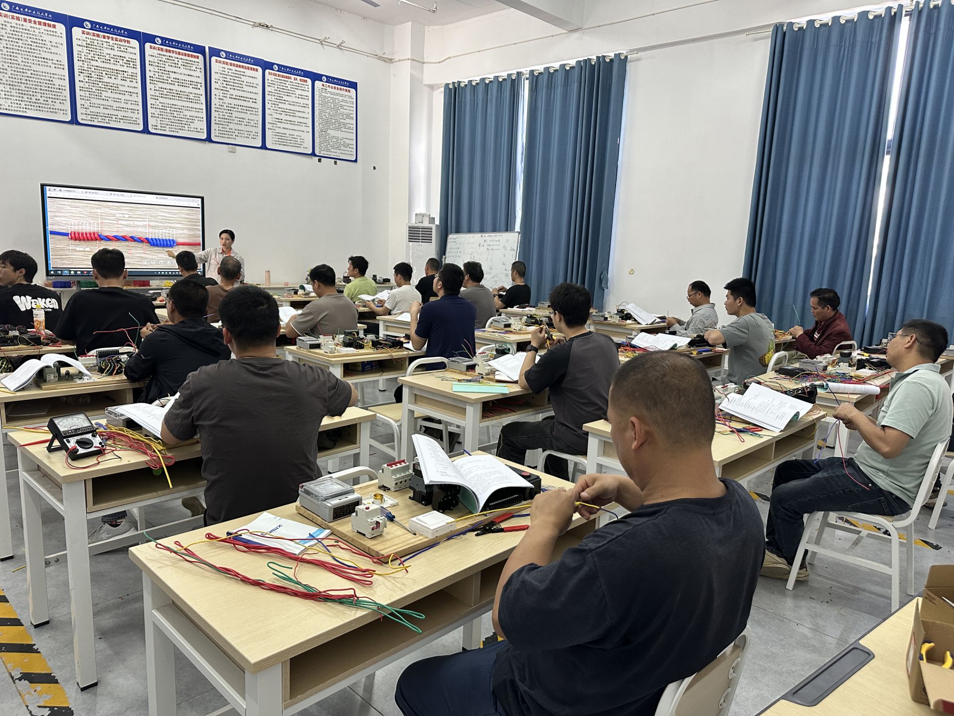 廣西電力職業(yè)技術(shù)學(xué)院電力工程學(xué)院教工黨支部 開展專項技能培訓(xùn) 助力職業(yè)技能提升